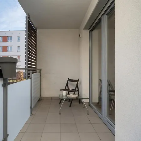 Black And Brown With Free Parking And Furnished Balcony In By Renters Apartmán *