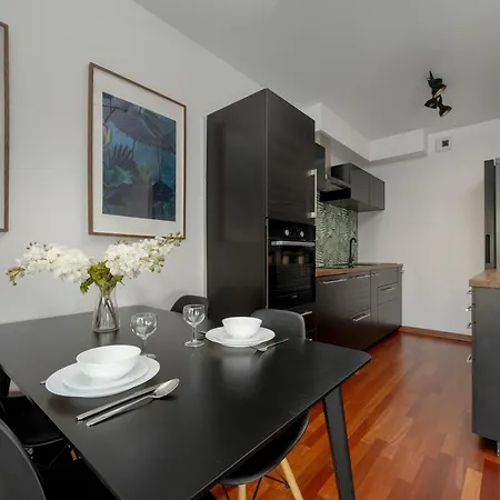 Apartmán Black And Brown With Free Parking And Furnished Balcony In By Renters