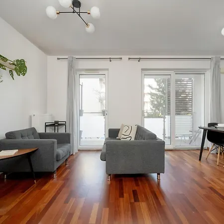 Apartmán Black And Brown With Free Parking And Furnished Balcony In By Renters