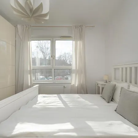 Apartmán Black And Brown With Free Parking And Furnished Balcony In By Renters *