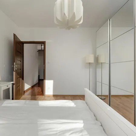 Apartmán Black And Brown With Free Parking And Furnished Balcony In By Renters
