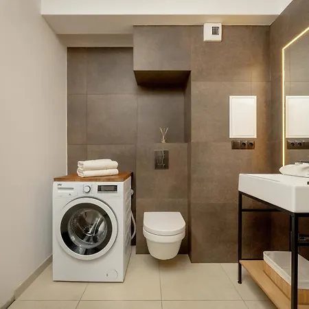 Black And Brown With Free Parking And Furnished Balcony In By Renters Apartmán *