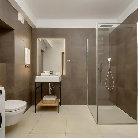 Black And Brown With Free Parking And Furnished Balcony In By Renters Apartmán *