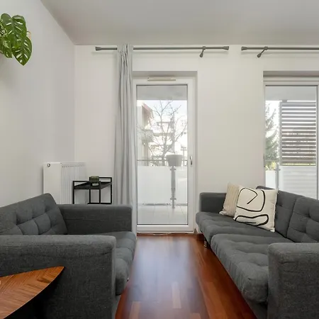 Black And Brown With Free Parking And Furnished Balcony In By Renters Apartmán Vratislav